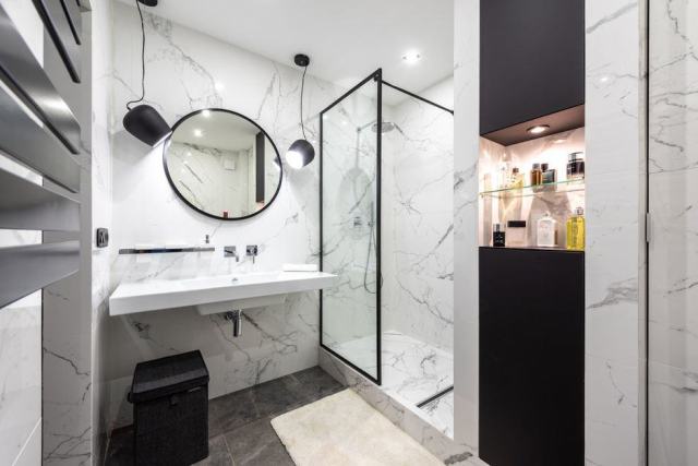 Salle de bains contemporaine Douche et lavabo dans une salle de bains équipée