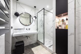Douche et lavabo dans une salle de bains équipée